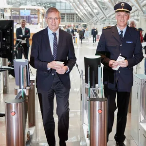 Michael Eggenschwiler (l.), Vorsitzender der Geschäftsführung des Hamburg Airport, und Michael Schuol, Präsident der Bundespolizeidirektion Hannover, am „Slot & Fly“-Durchgang