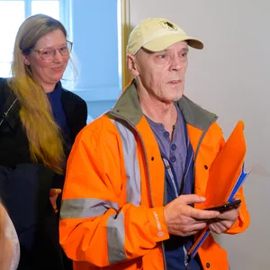 Detlev Börs, Amazon-Betriebsratschef, geht neben seiner Anwältin Svenja Meergans (l) in den Saal vom Arbeitsgericht.