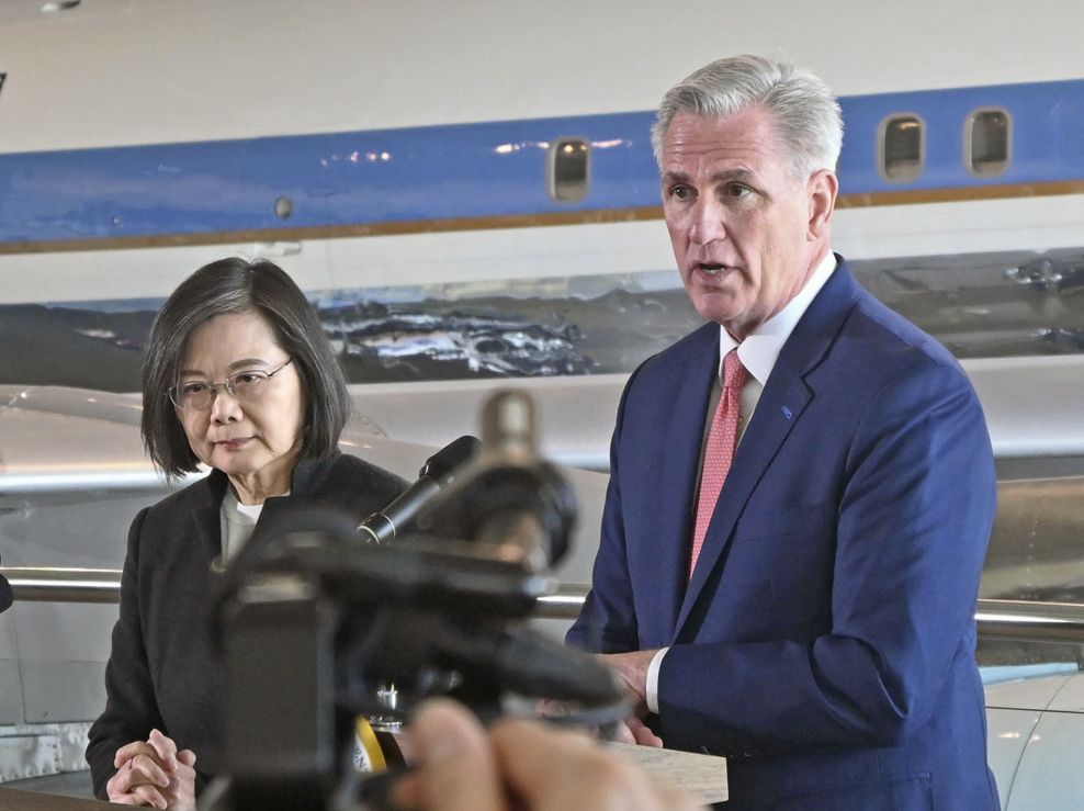 Tsai Ing-wen (l), Präsidentin von Taiwan, und Kevin McCarthy, Sprecher des Repräsentantenhauses, nehmen nach ihrem Treffen an einer Pressekonferenz teil.