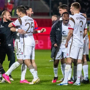 St. Pauli-Profis jubeln nach Sieg in Heidenheim