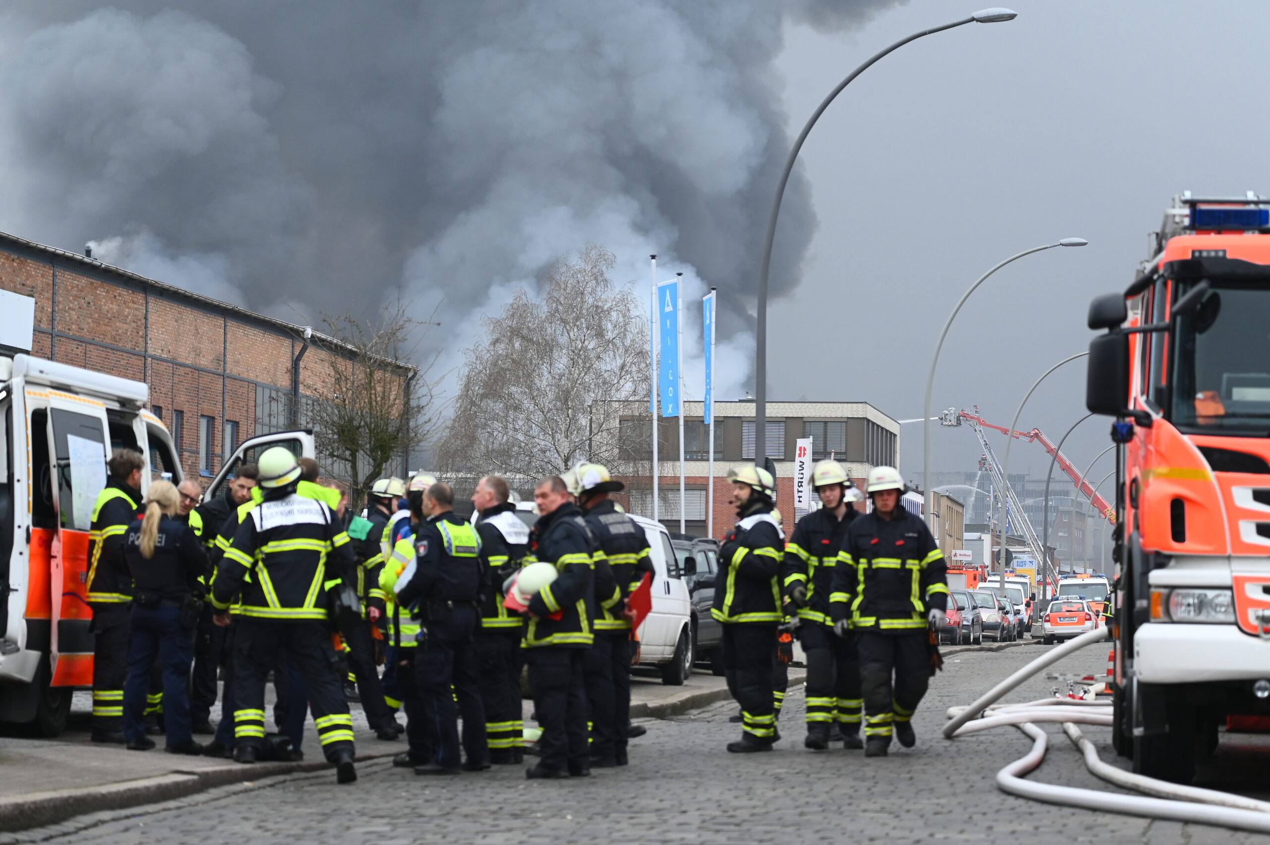 Der Großbrand auf dem Gelände eines Autohändlers in Rothenburgsort ist auch am Dienstagmorgen noch nicht gelöscht.