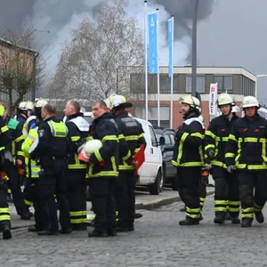 Der Großbrand auf dem Gelände eines Autohändlers in Rothenburgsort ist auch am Dienstagmorgen noch nicht gelöscht.