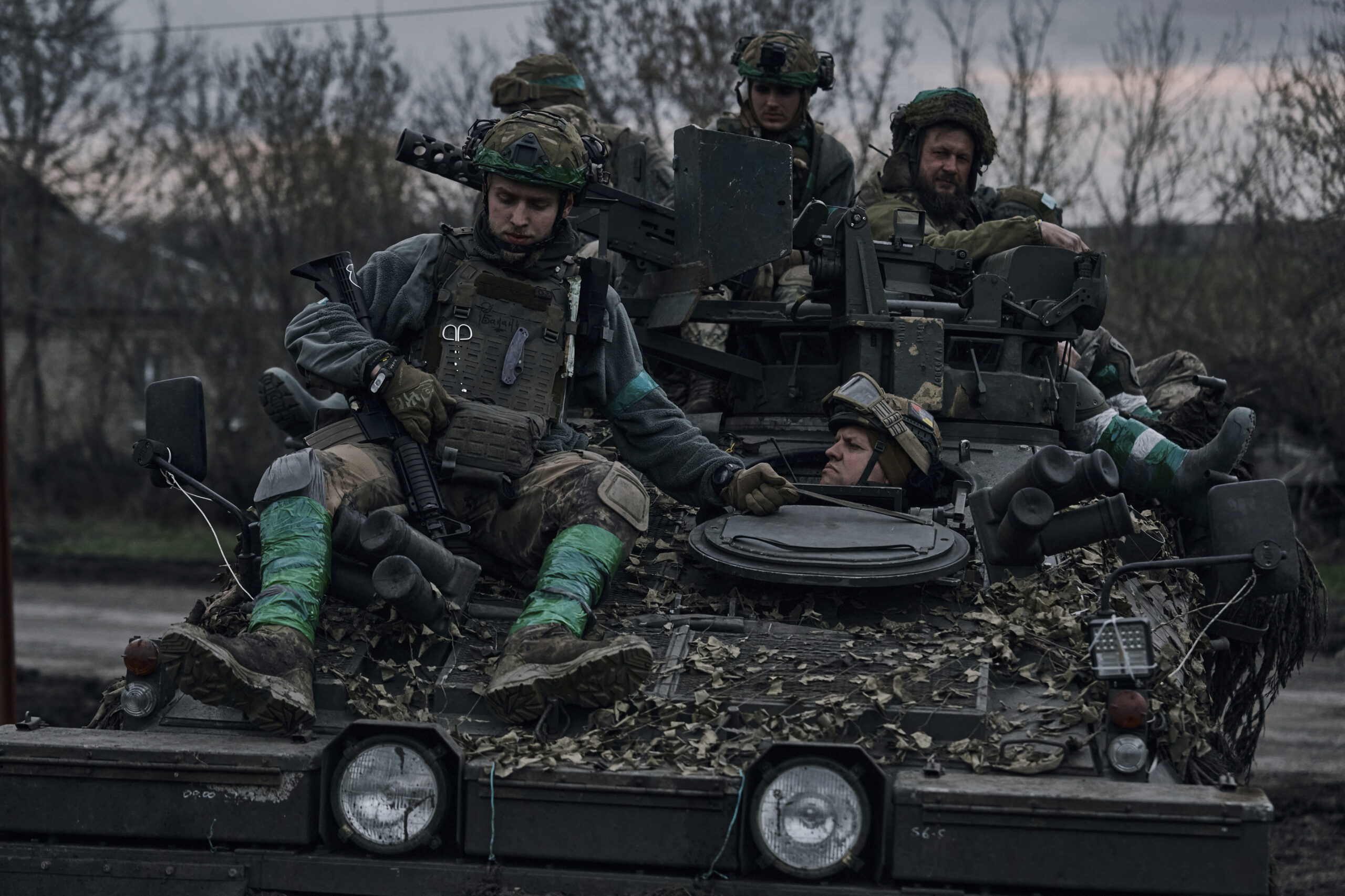 Ukrainische Soldaten fahren auf einem Mannschaftstransportwagen an der Frontlinie.