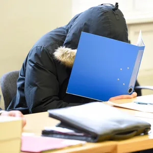 Aufnahme des Angeklagten im Gerichtssaal.