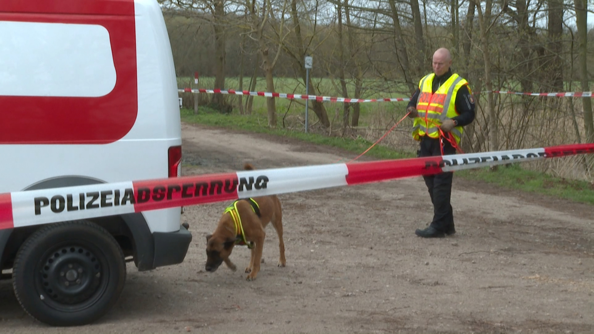 Die Polizei untersucht einen abgestellten Kastenwagen bei Lübeck