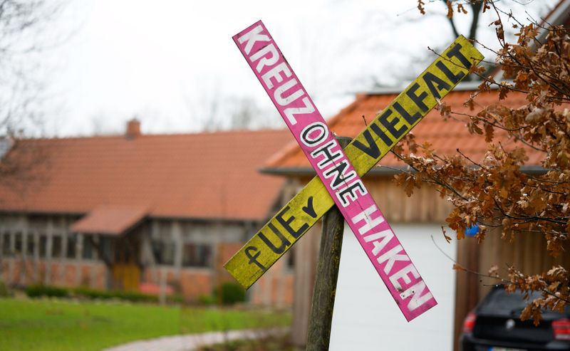 Mit diesen bunten Holzkreuzen zeigt der Verein „beherzt“: Rechtsextreme haben in Norddeutschland nichts zu suchen!