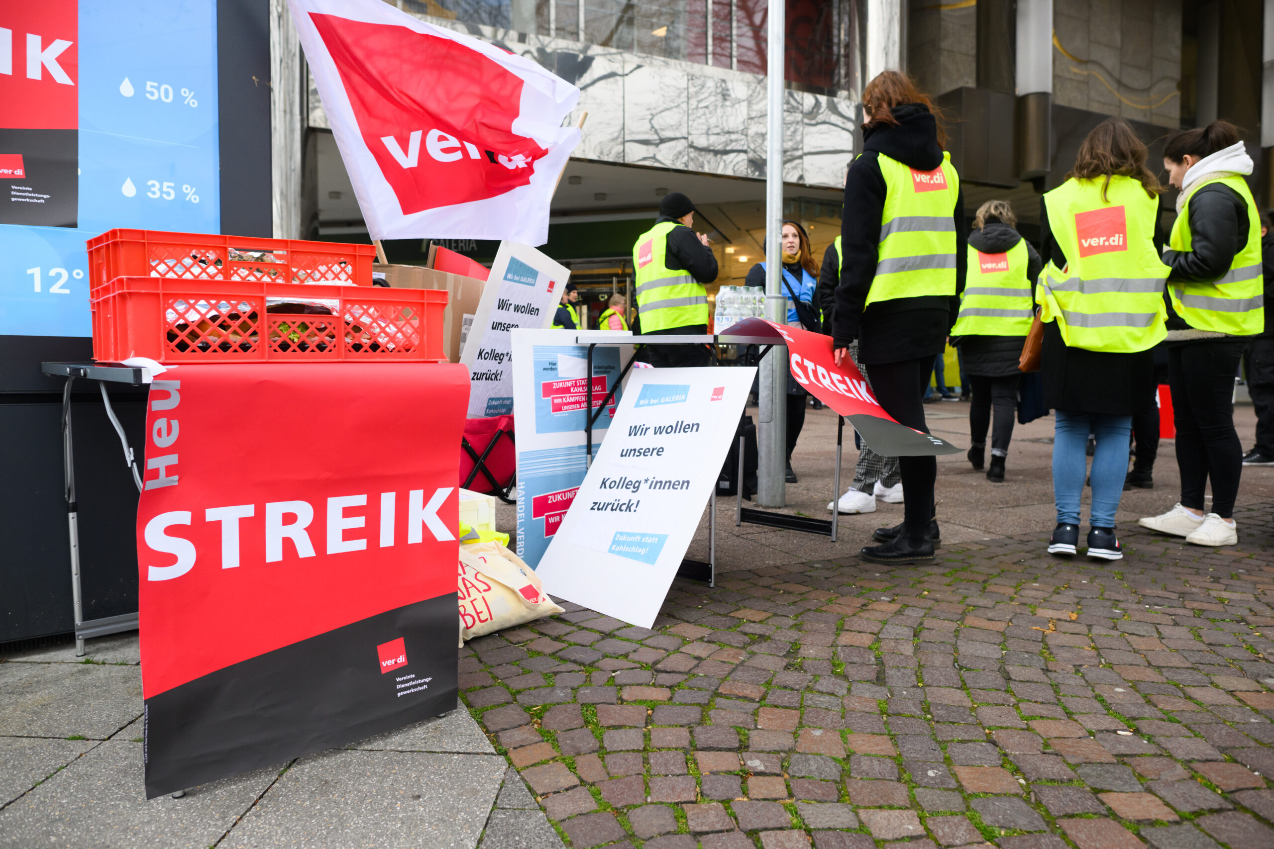 Mitarbeiter von Galeria Karstadt Kaufhof in Hannover stehen bei einem Streik vor der Filiale am Hauptbahnhof. Die Gewerkschaft Verdi hat die Beschäftigten von Galeria Karstadt Kaufhof zum Protest aufgerufen.