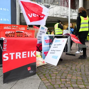 Mitarbeiter von Galeria Karstadt Kaufhof in Hannover stehen bei einem Streik vor der Filiale am Hauptbahnhof. Die Gewerkschaft Verdi hat die Beschäftigten von Galeria Karstadt Kaufhof zum Protest aufgerufen.