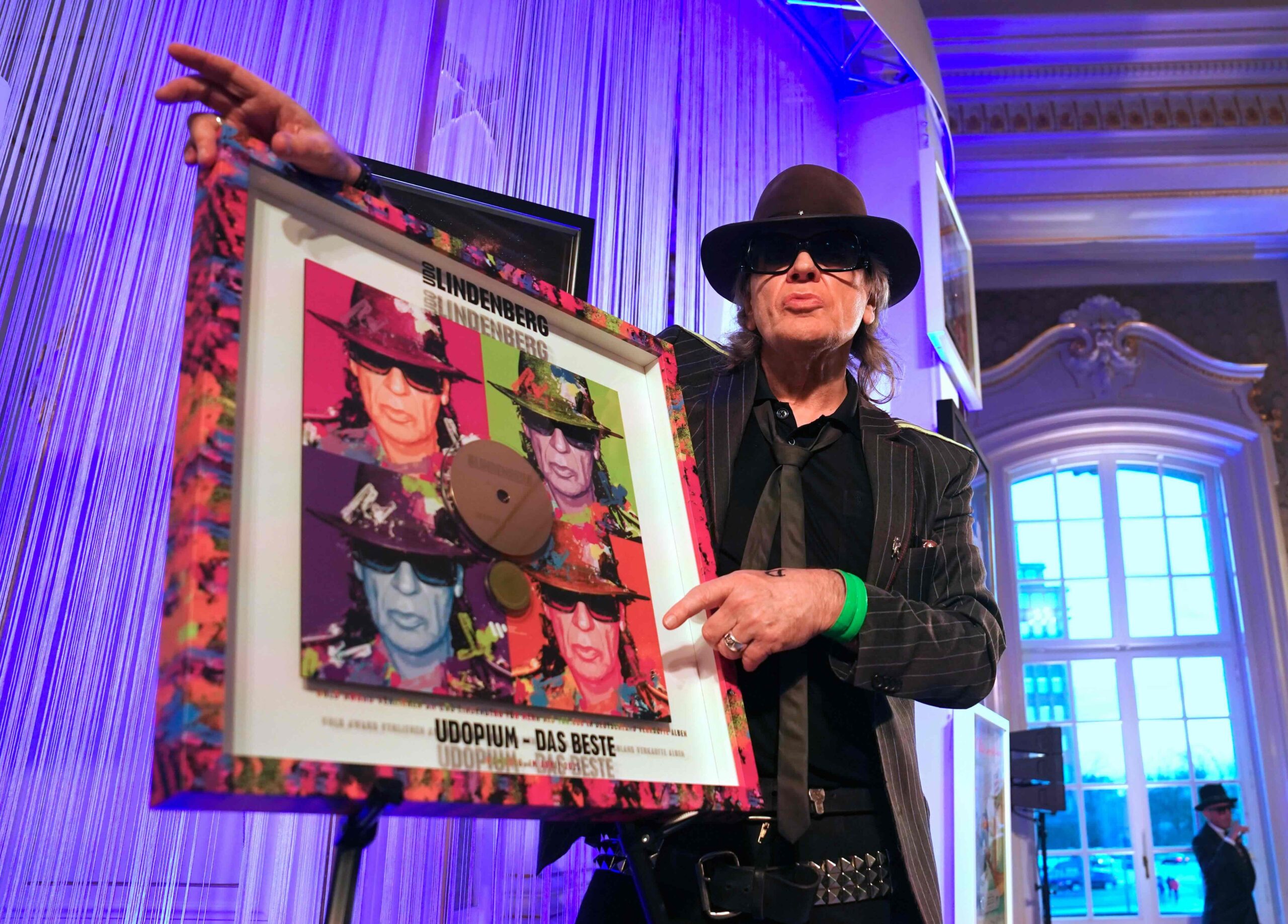 Udo Lindenberg steht neben seiner Auszeichnung für das Album „Udopium“ in der Laeiszhalle in Hamburg
