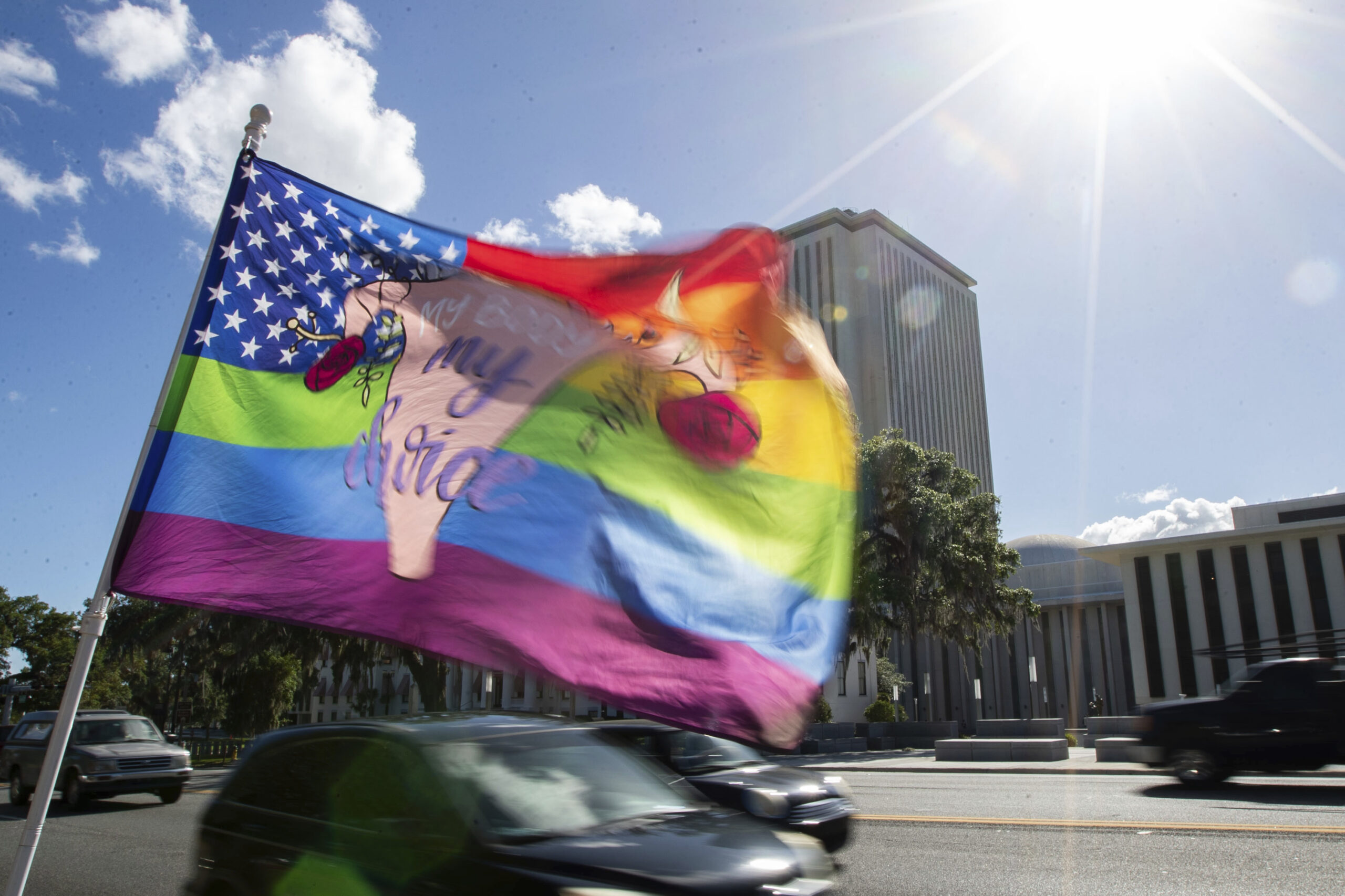 Eine Flagge mit der Aufschrift „my body, my choice“ („Mein Körper, meine Entscheidung“) flattert im Wind gegenüber dem Kapitol von Florida, wo das Repräsentantenhaus für ein Verbot von Abtreibungen nach der sechsten Schwangerschaftswoche gestimmt hat.