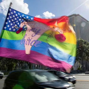 Eine Flagge mit der Aufschrift „my body, my choice“ („Mein Körper, meine Entscheidung“) flattert im Wind gegenüber dem Kapitol von Florida, wo das Repräsentantenhaus für ein Verbot von Abtreibungen nach der sechsten Schwangerschaftswoche gestimmt hat.