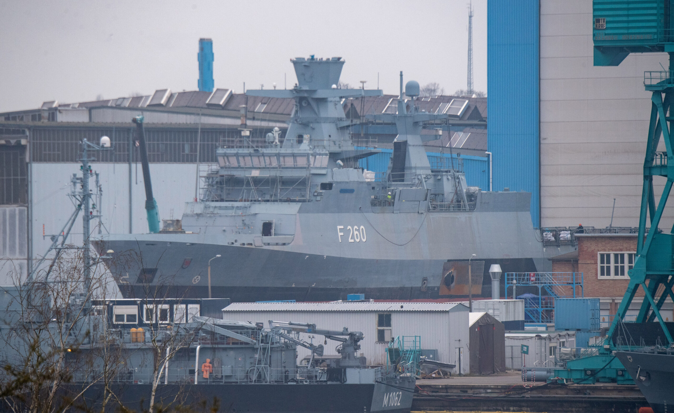Schiffe der Deutschen Marine liegen auf der Peene-Werft in Wolgast.