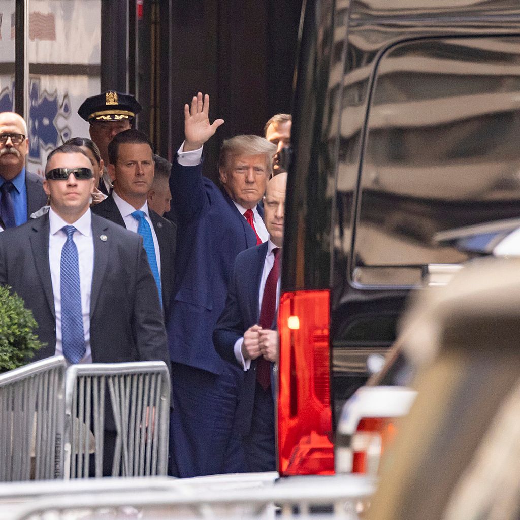 Donald Trump (r), ehemaliger Präsident der USA, winkt, während er den Trump Tower in New York verlässt. Ex-Präsident Trump ist in New York zu seinen Geschäftspraktiken befragt worden.