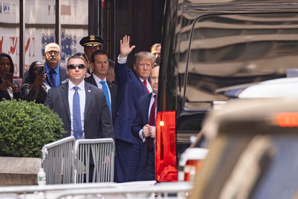 Donald Trump (r), ehemaliger Präsident der USA, winkt, während er den Trump Tower in New York verlässt. Ex-Präsident Trump ist in New York zu seinen Geschäftspraktiken befragt worden.