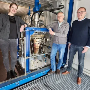 Anika Sievers und Thomas Willner (M.) forschen an der HAW zu E-Fuels. Thorsten Dunker (r.), Geschäftsführer von Nexxoil, ist Kooperationspartner.