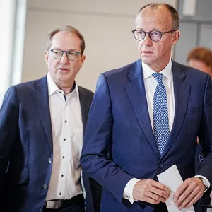 Friedrich Merz (r, CDU), CDU-Bundesvorsitzender und Unionsfraktionsvorsitzender, und Alexander Dobrindt, CSU-Landesgruppenchef