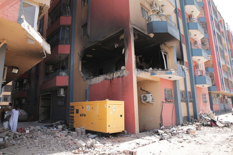 Ein beschädigtes Wohngebäude ist nach Kämpfen zu sehen. Aufgrund der anhaltenden Kämpfe im Sudan können Zehntausende Menschen in der Hauptstadt Khartum ihre Häuser weiter nicht verlassen.