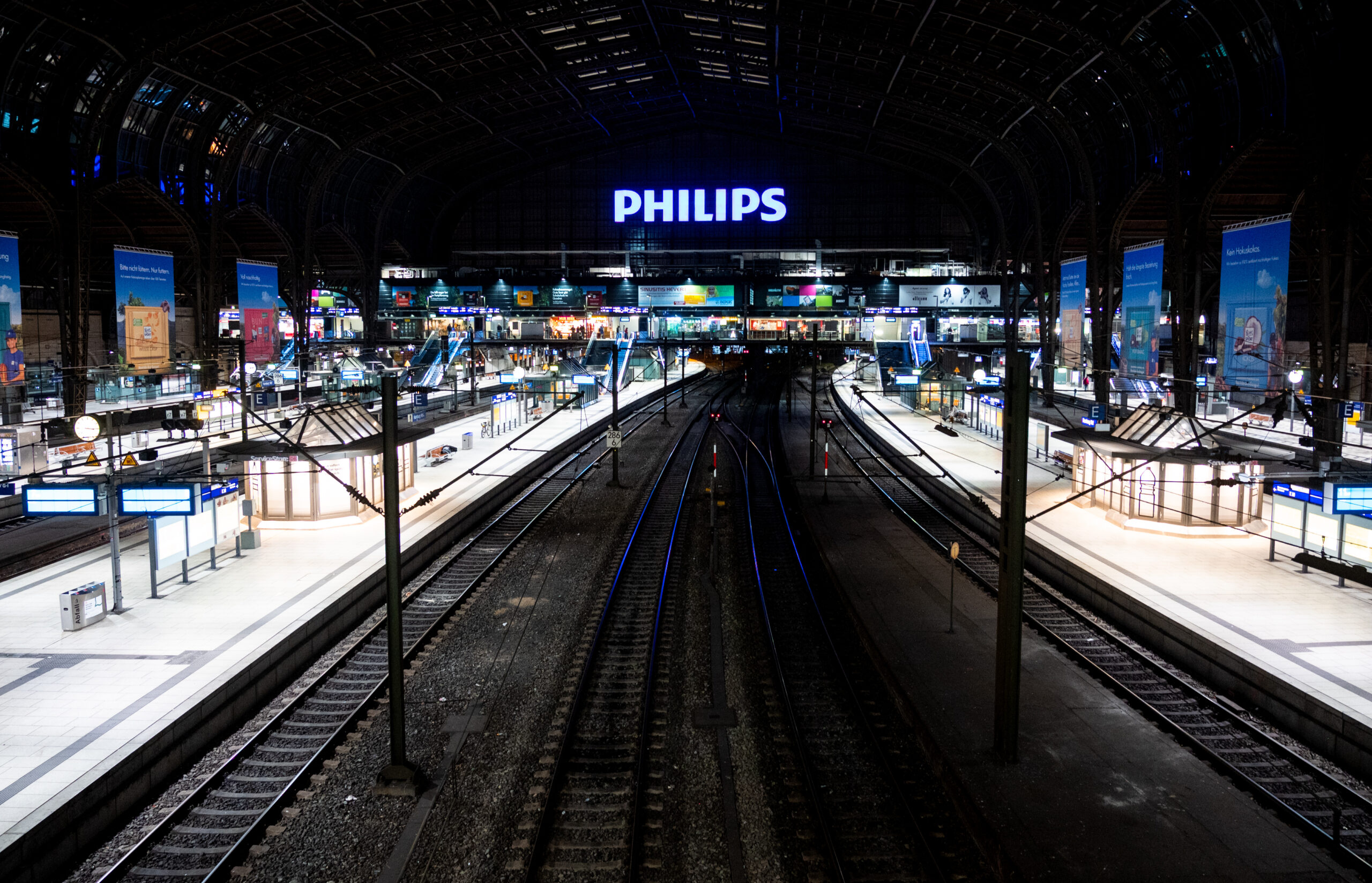 Die Bahnsteige im Hauptbahnhof sind fast menschenleer. In Deutschland kommt am Freitagmorgen infolge eines Warnstreiks der Eisenbahn- und Verkehrsgewerkschaft EVG der Schienenverkehr weitgehend zum Erliegen.
