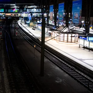 Die Bahnsteige im Hauptbahnhof sind fast menschenleer. In Deutschland kommt am Freitagmorgen infolge eines Warnstreiks der Eisenbahn- und Verkehrsgewerkschaft EVG der Schienenverkehr weitgehend zum Erliegen.