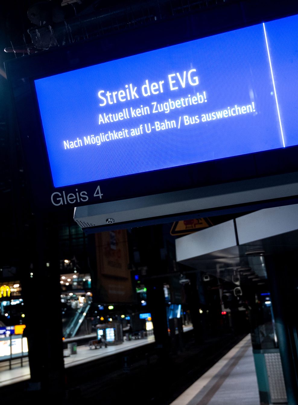 „Streik der EVG. Aktuell kein Zugbetrieb! Nach Möglichkeit auf U-Bahn / Bus ausweichen“ steht im Hauptbahnhof auf einer Anzeige.