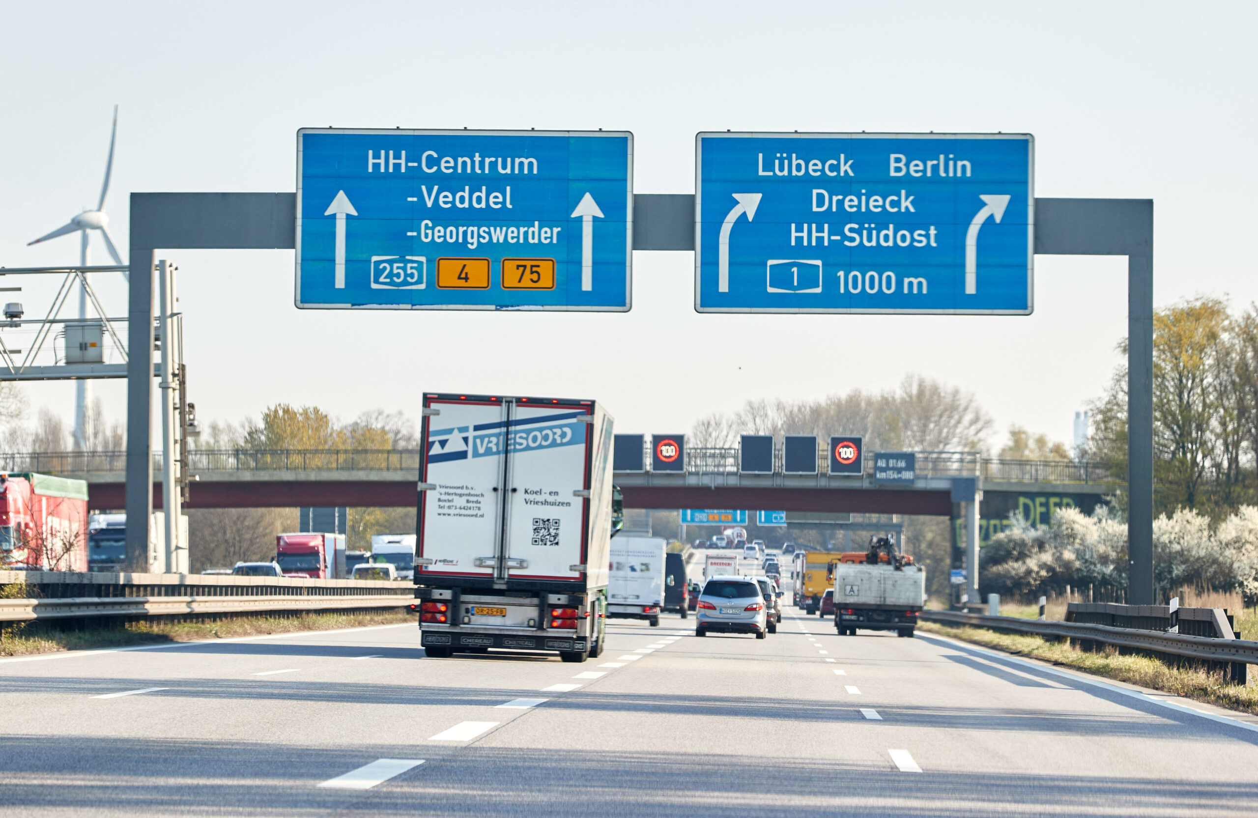 Blick auf die Autobahnschilder mit der Aufschrift „HH-Centrum“ und „Lübeck Berlin“ auf der A1 Richtung Norden.