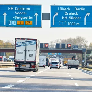 Blick auf die Autobahnschilder mit der Aufschrift „HH-Centrum“ und „Lübeck Berlin“ auf der A1 Richtung Norden.