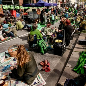 Teilnehmer des „Breakfast in Green" frühstücken auf der „Langen Reihe“ im Hamburger Stadtteil St. Georg.