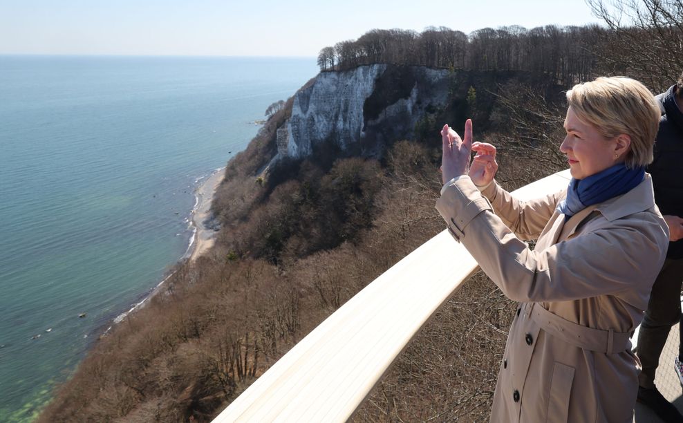 Manuela Schwesig macht ein Foto von der Ostsee.