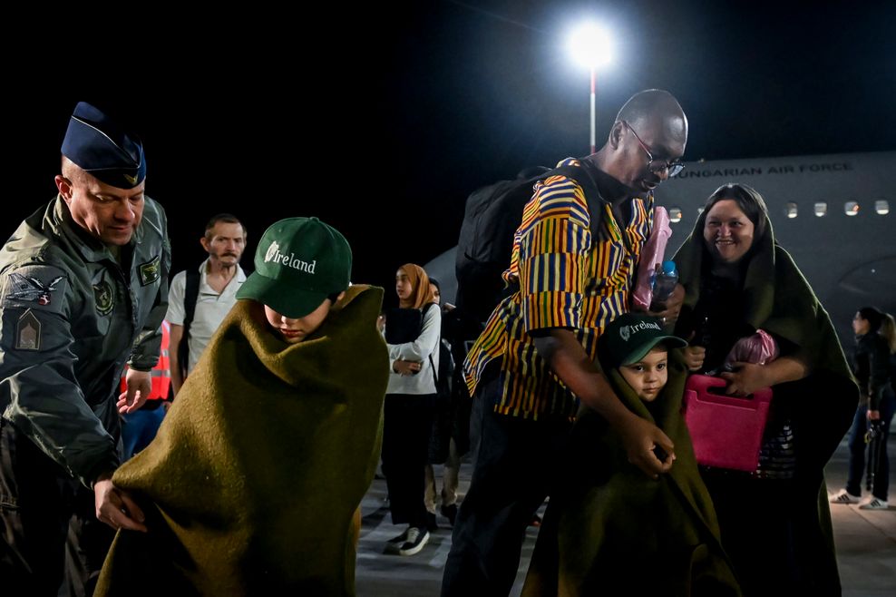 Menschen aus dem Sudan verlassen einen Airbus A319 der ungarischen Luftstreitkräfte nach der Landung auf dem Luftwaffenstützpunkt Kecskemet.