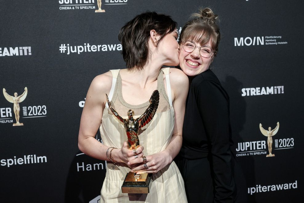 Emilia Schüle (l), Schauspielerin, und ihre Schulfreundin und Laudatorin Elsa Van Damke stehen nach der Verleihung vor der Fotowand.