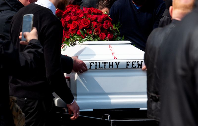 Der Sarg von Danny A. wird während der Trauerfeier über den Ohlsdorfer Friedhof getragen.