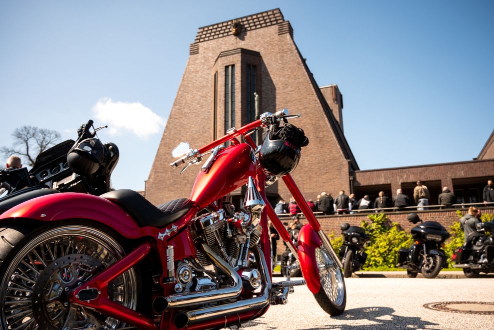 Motorräder und Trauergäste stehen anlässlich der Trauerfeier für den Ex-Rocker Danny A. auf dem Ohlsdorfer Friedhof.