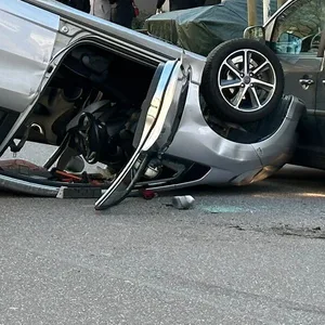 Auto liegt auf dem Dach