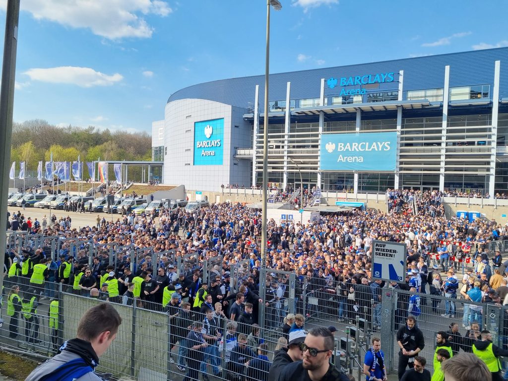 Vor dem Stadion ist die Stimmung ruhig.
