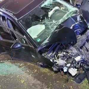 Das Auto wurde bei dem Unfall völlig zerstört