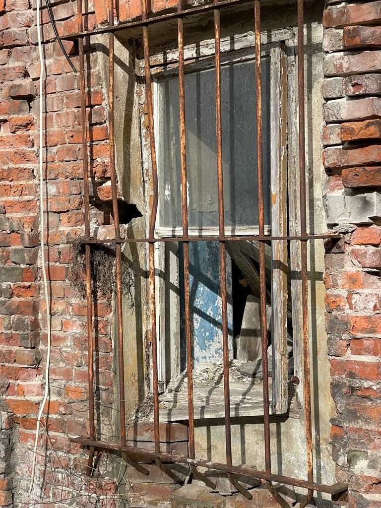 Fenster an der Ruine der Synagoge Poolstraße
