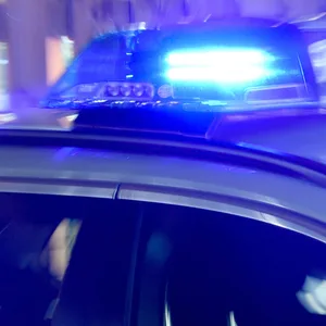 Ein Streifenwagen der Bundespolizei mit eingeschaltetem Blaulicht.
