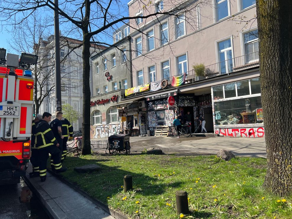 Vor der St.-Pauli-Fankneipe Jolly Roger steht ein Feuerwehrfahrzeug