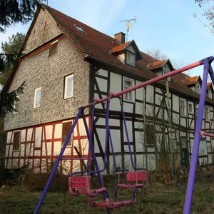 Archivbild: Eine Kinderschaukel steht vor dem Haus des als "Kannibalen von Rotenburg" bekannt gewordenen Armin Meiwes am Mittwoch (11.01.2006) im nordhessischen Wüstefeld. Meiwes hatte in dem Haus einen Bekannten umgebracht, die Leiche zerstückelt und Teile davon verspeist.