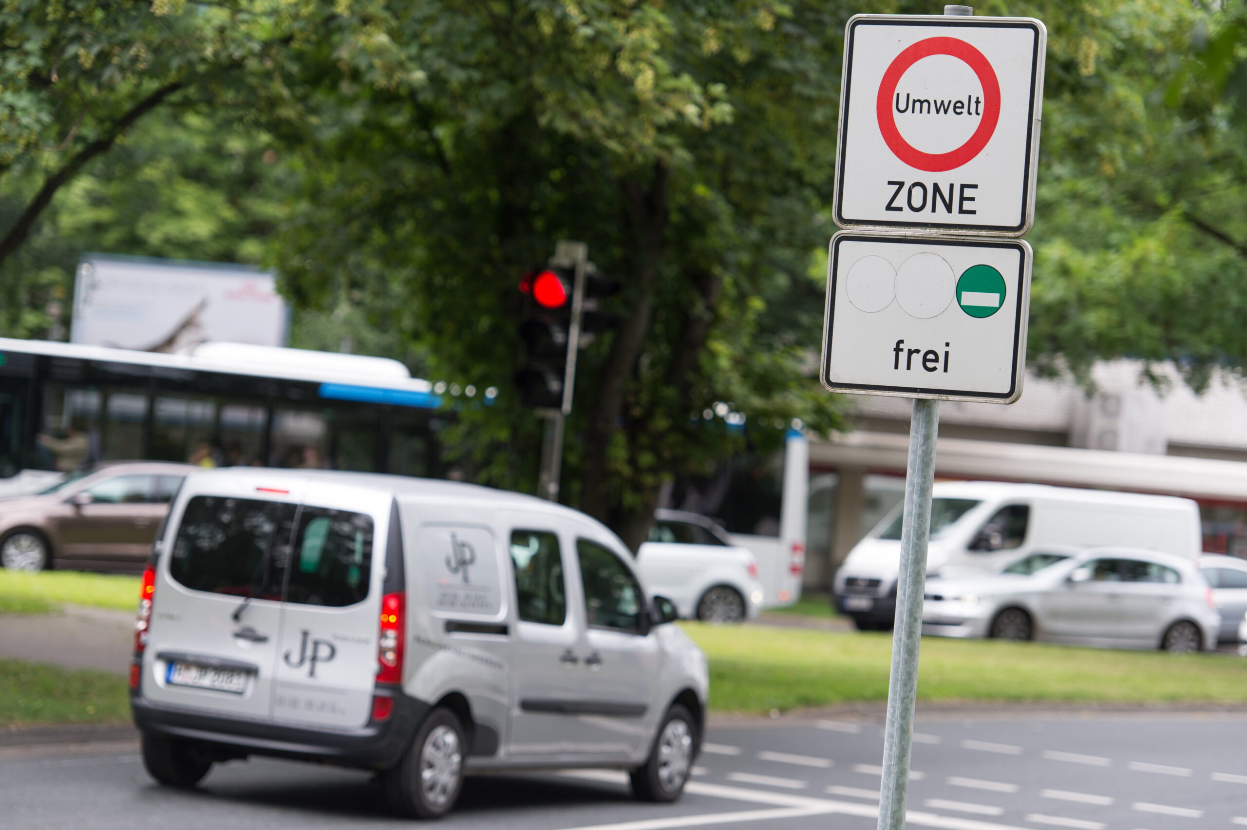 Ein Auto steht am 08.07.2016 in Hannover (Niedersachsen) an einer Ampel hinter einem Schild mit der Aufschrift "Umweltzone".