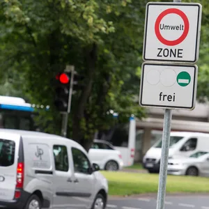 Ein Auto steht am 08.07.2016 in Hannover (Niedersachsen) an einer Ampel hinter einem Schild mit der Aufschrift "Umweltzone".