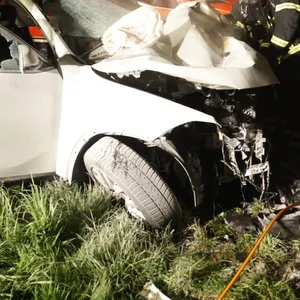 In Allermöhe ist bei einem schweren Autounfall ein Mann gestorben. Die Beifahrerin wurde schwer verletzt.