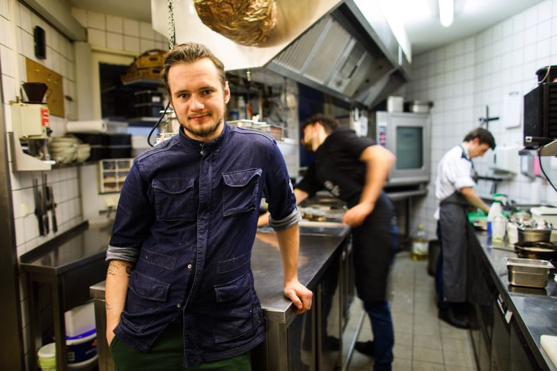 Der Sternekoch Tony Hohlfeld steht in der Küche des Restaurants Jante in Hannover (Niedersachsen)