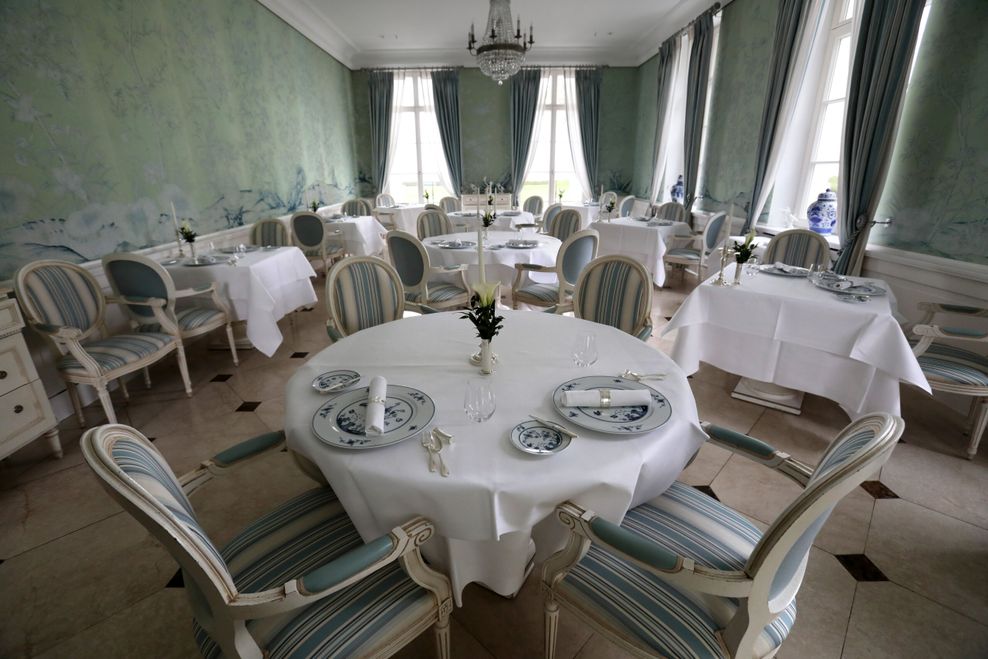 m Gourmet-Restaurant Friedrich Franz im Grand Hotel Heiligendamm (Mecklenburg-Vorpommern) sind die Tische eingedeckt