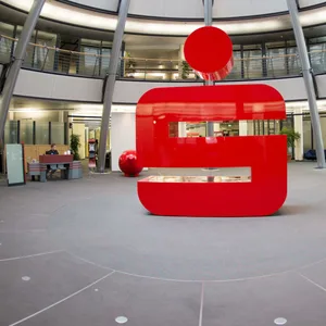 Das Logo der Hamburger Sparkasse steht in einer ihrer Filialen