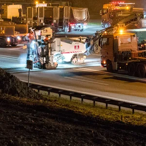 Bauarbeiten auf der voll gesperrten Autobahn A7 in Hamburg (Archivbild).