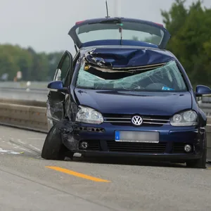 Zwei Menschen wurden auf der A7 durch einen Gullydeckel schwer verletzt.