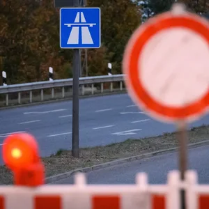 Die Autobahn musste gesperrt werden. (Archivbild).