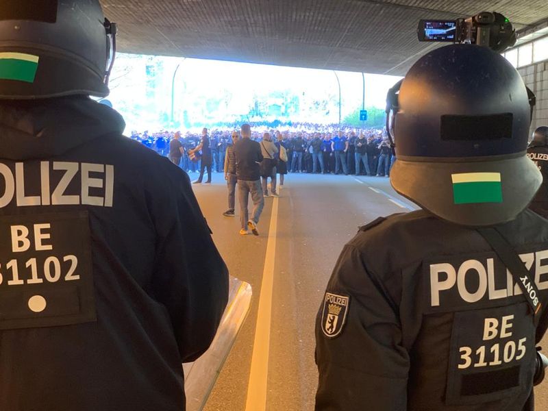 Polizei mit HSV-Fans