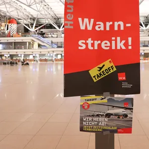Leere im Hamburger Terminal 1: Die Gewerkschaft Verdi hat zu Warnstreiks an drei Flughäfen, darunter Hamburg, aufgerufen.